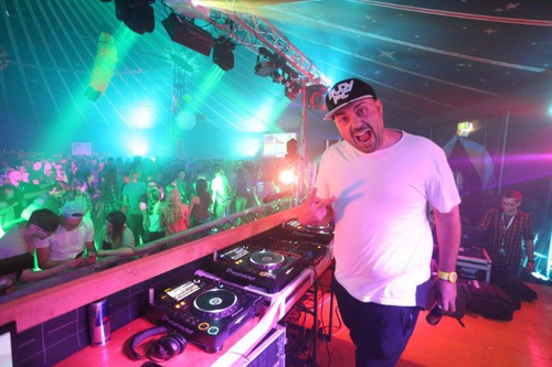 Die Party im Riesen-Zirkuszelt